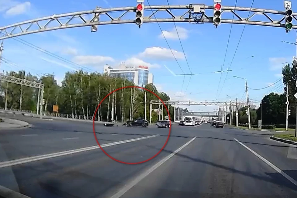 Появилось видео ДТП, в котором Renault насмерть сбила мотоциклиста в Рязани.