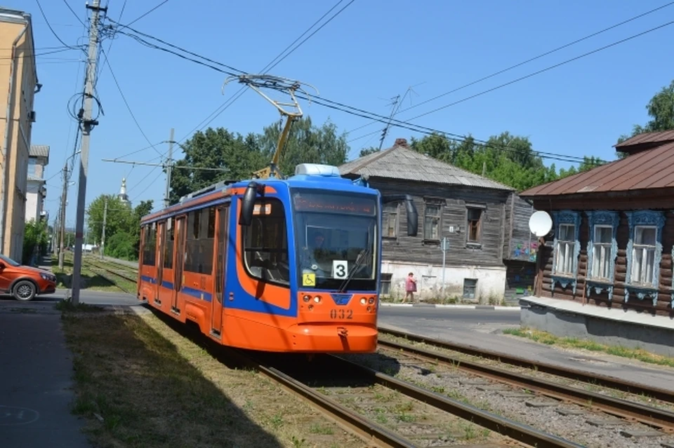 Движение большегрузов и трамваев ограничили по Петропавловском мосту в Смоленске