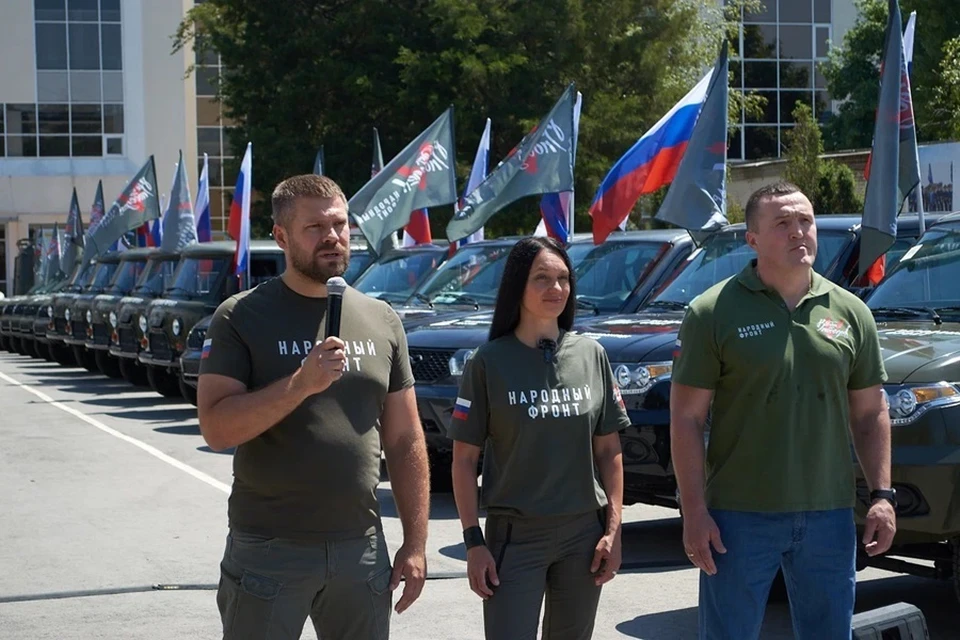 Команда Народного фронта передала военнослужащим в Донбасс и Новороссию партию автомобилей. Фото: Народный фронт