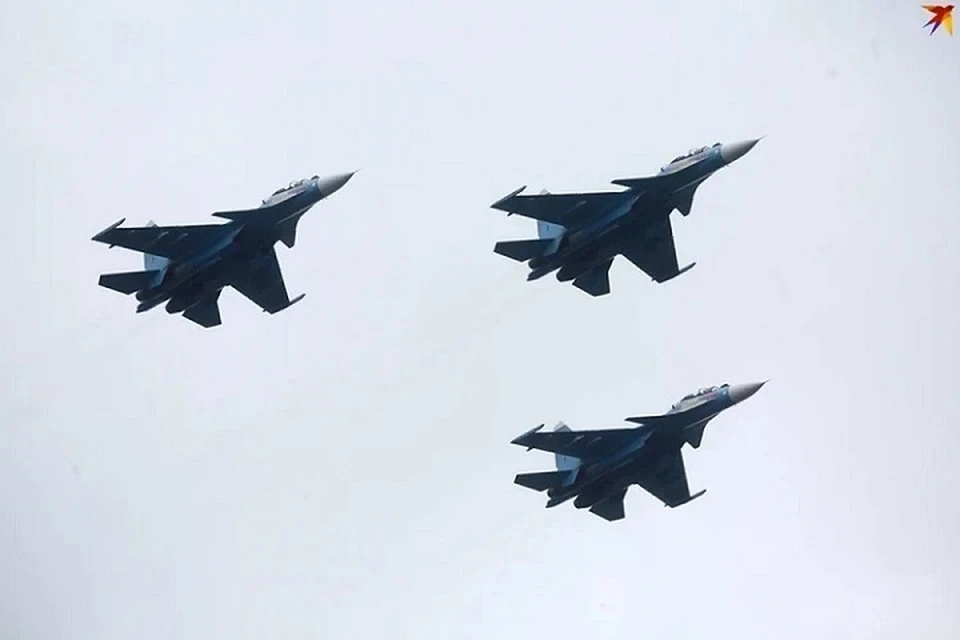 В небе над Минском осуществлен проход самолетов 61-й истребительной авиационной базы при подготовке к военному параду. Снимок используется в качестве иллюстрации.