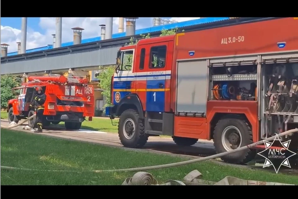 Пожар произошел на заводе "Нафтан" в Новополоцке. Фото: стоп-кадр | видео МЧС.