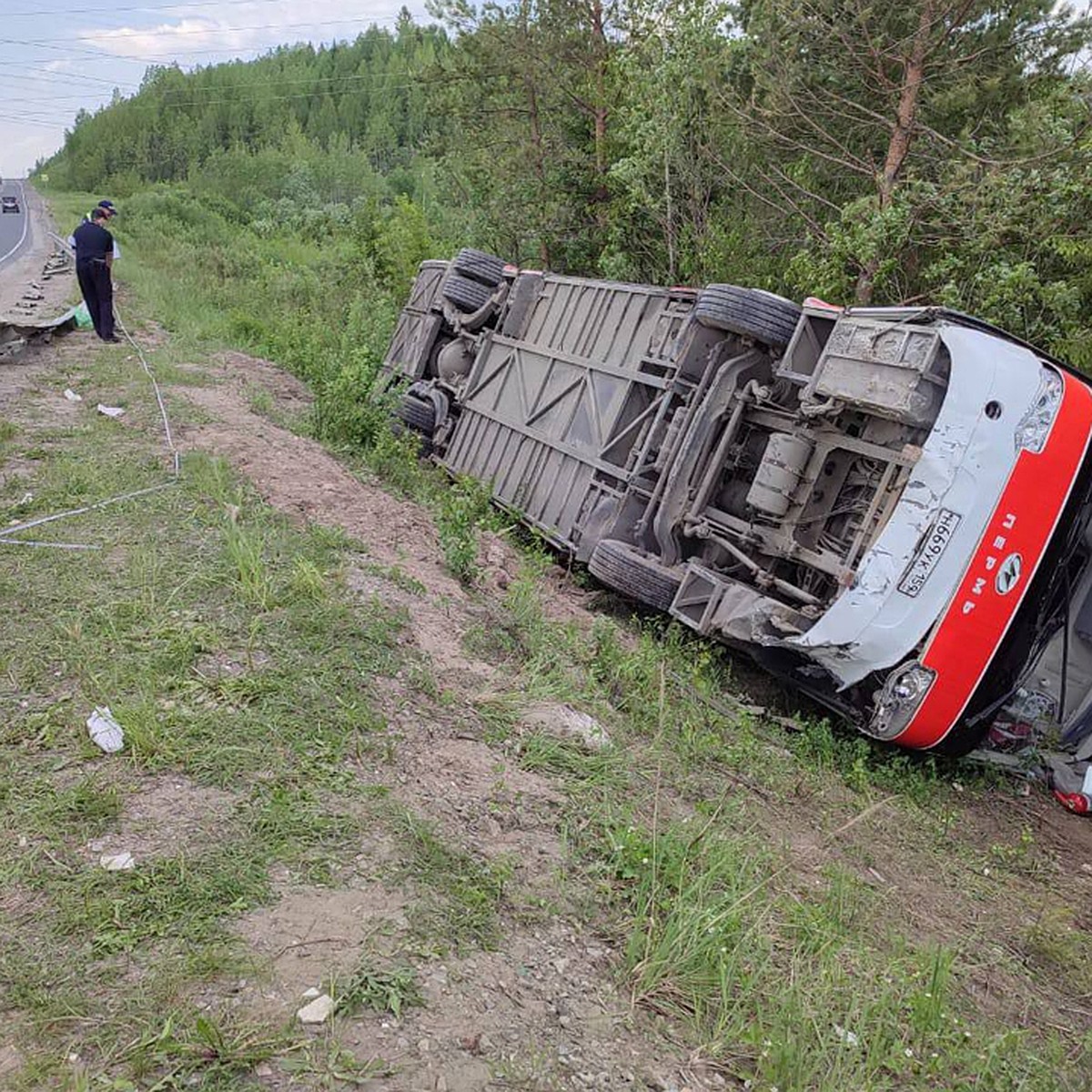 Я живая, все хорошо»: пассажиры съехавшего в кювет автобуса из Березников  не могут отойти от шока - KP.RU