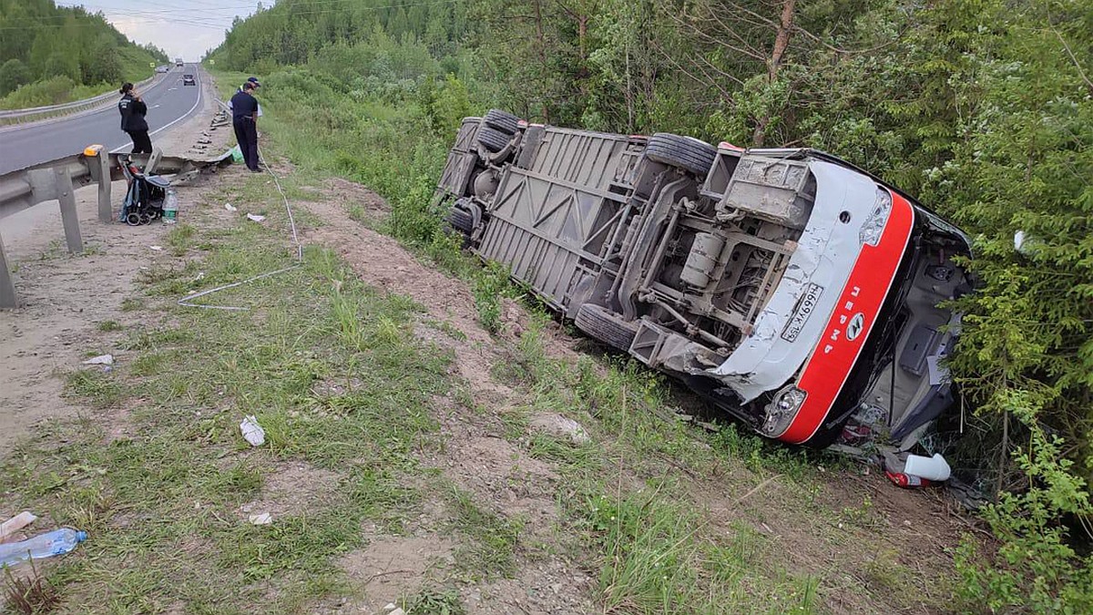 Я живая, все хорошо»: пассажиры съехавшего в кювет автобуса из Березников  не могут отойти от шока - KP.RU