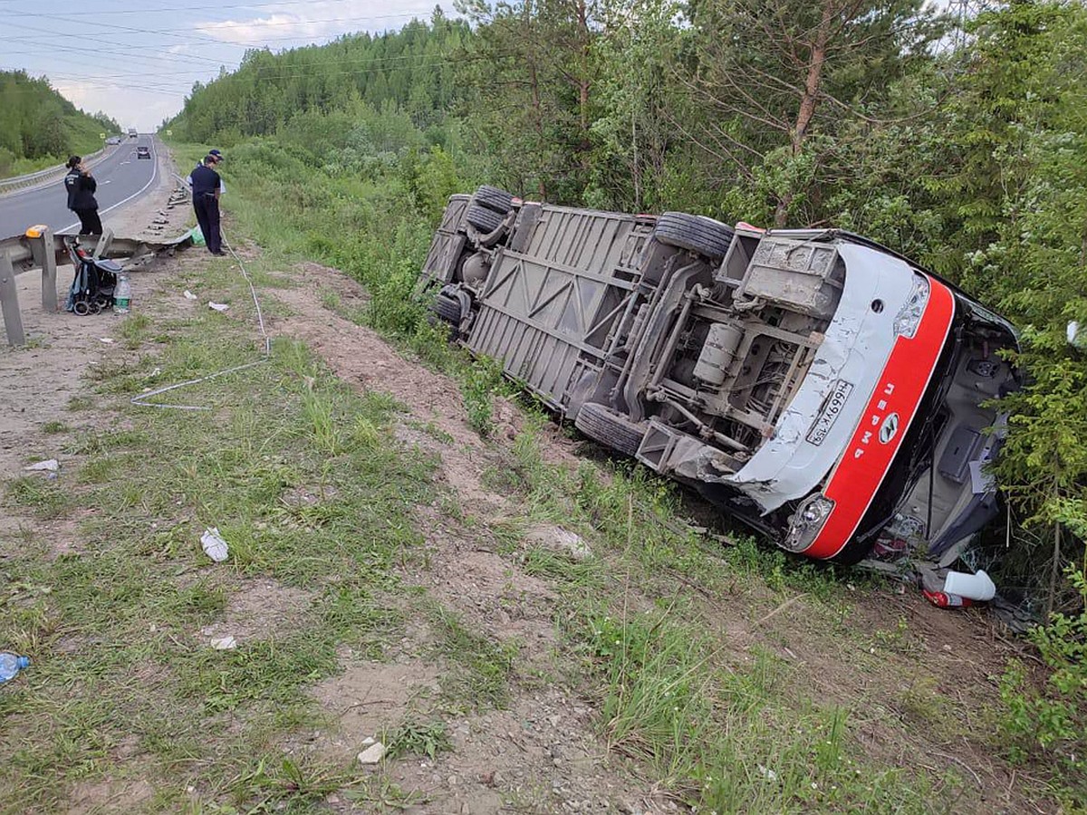 «Я живая, все хорошо»: пассажиры съехавшего в кювет автобуса из Березников  не могут отойти от шока - KP.RU