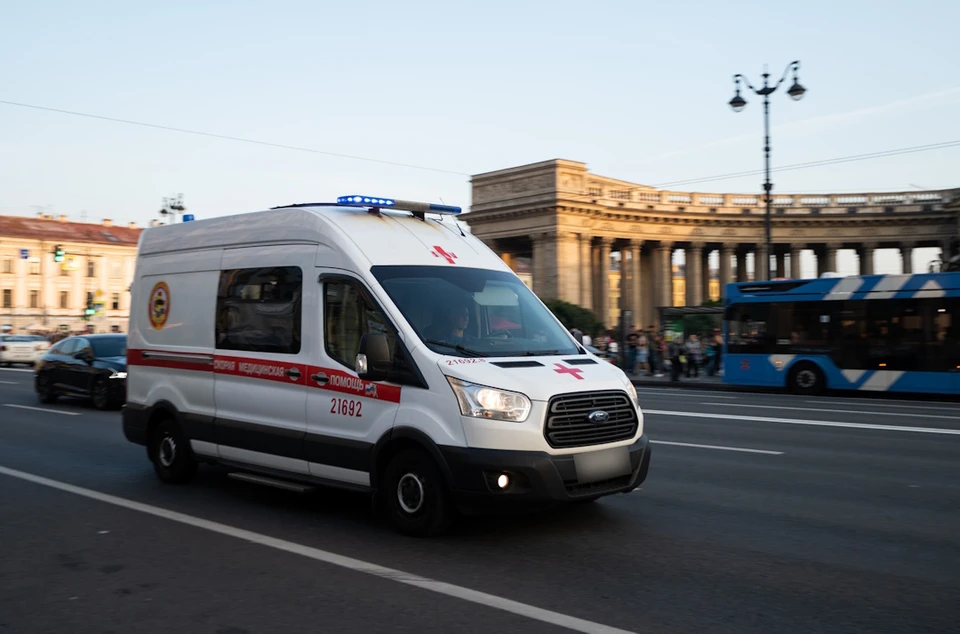 Мужчину доставили в больницу с ожогами лица, рук и тела.