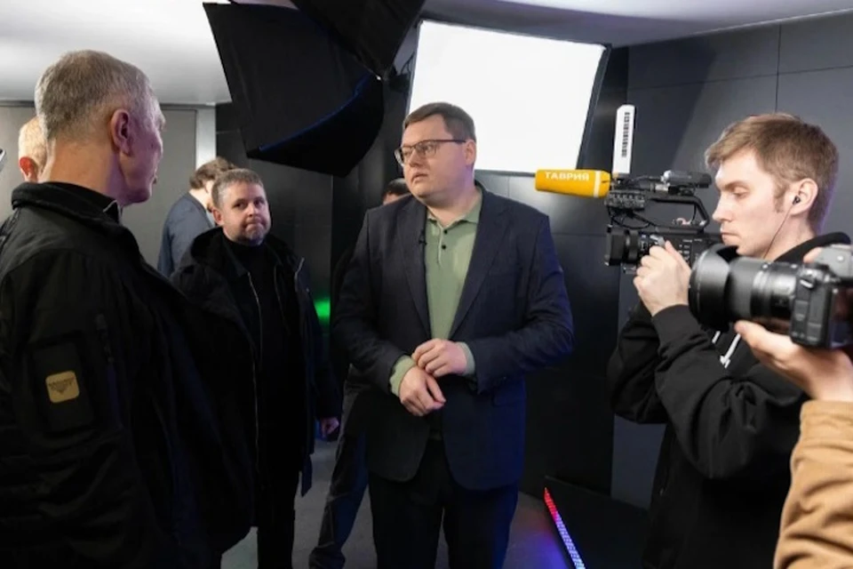 Евгений Глотов (в центре) прокомментировал попадание в санкционный список Фото: ТРК "Таврия"