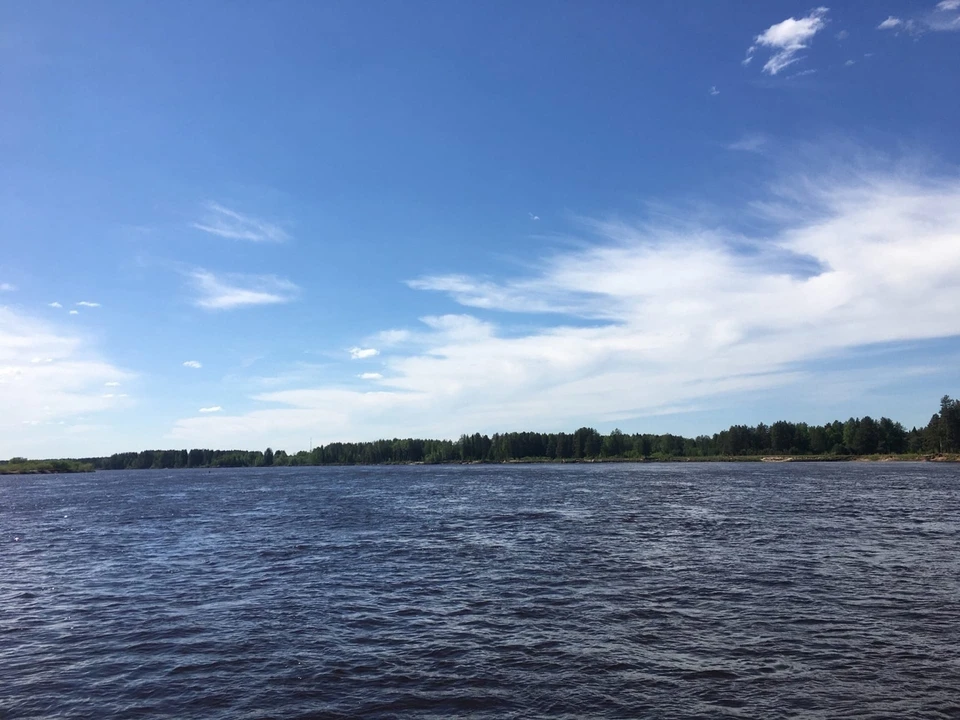 Сыктывкарские спасатели спасли рыбака, выпавшего из лодки. Фото: Александра Савинова.