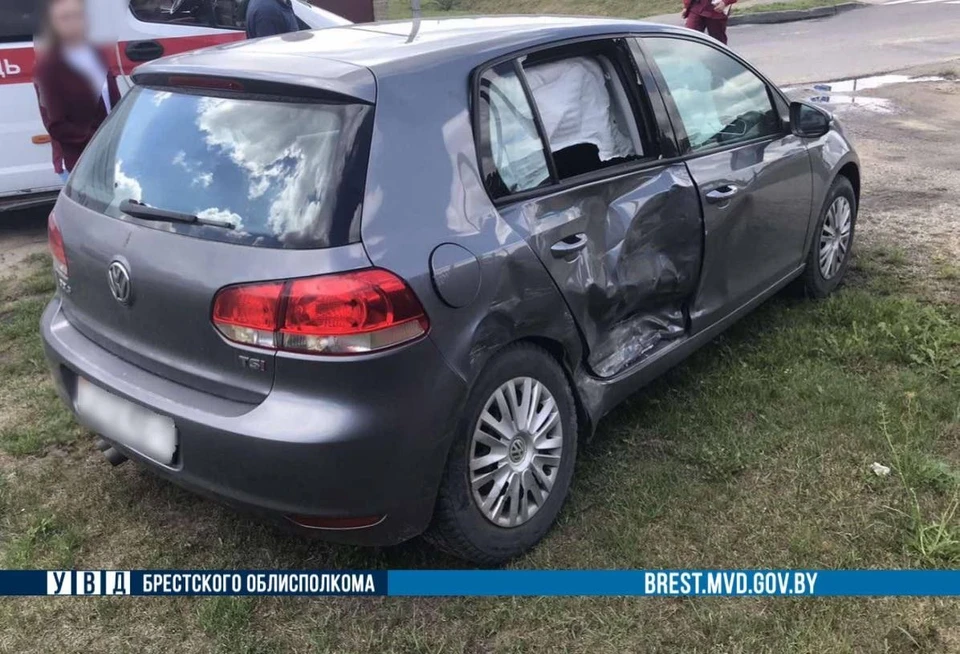 В Кобрине водитель Volkswagen врезалась в микроавтобус с пассажирами, не уступив дорогу. Фото: телеграм-канал УВД Брестского облисполкома