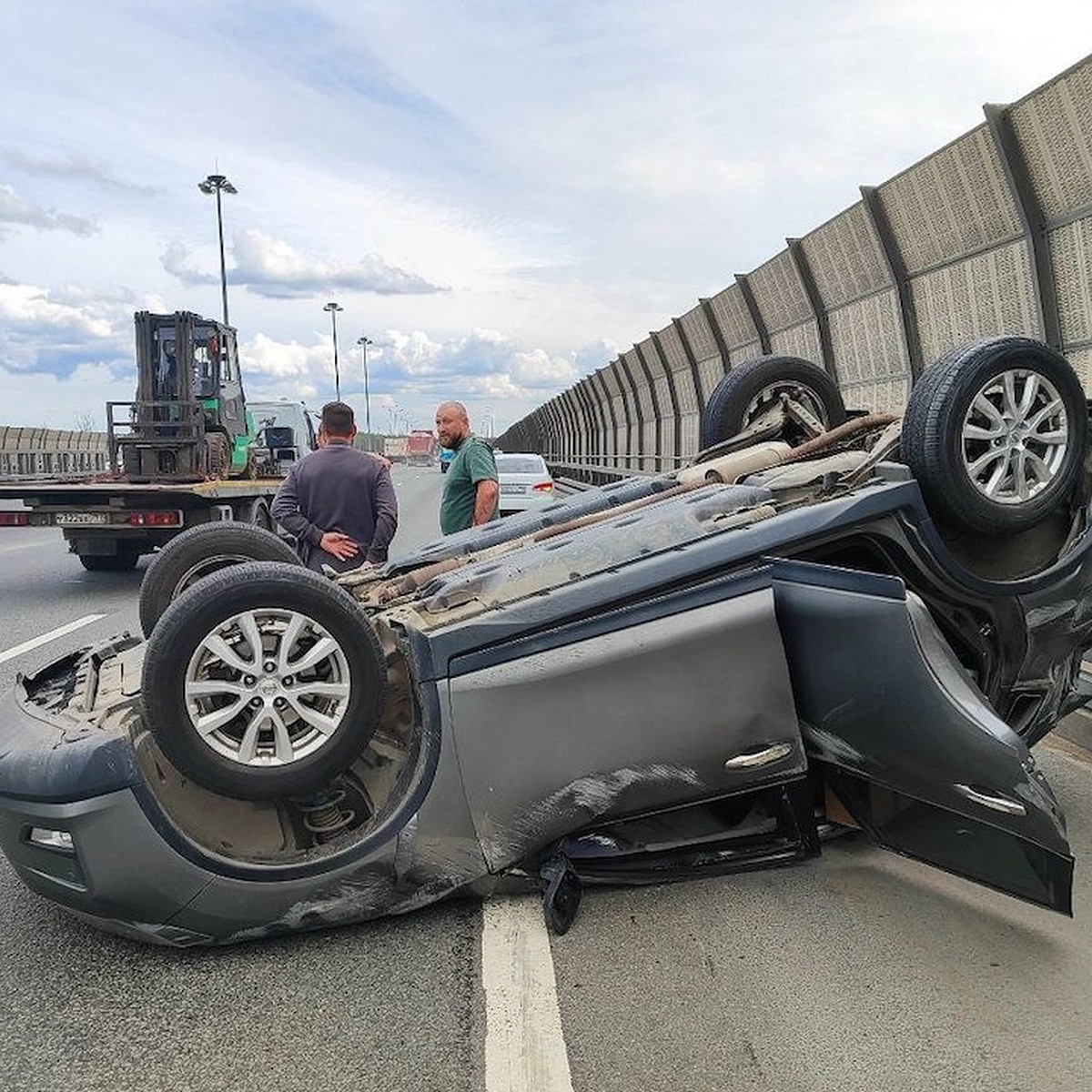 Жесткая авария на КАД с перевернутой машиной попала на видео - KP.RU