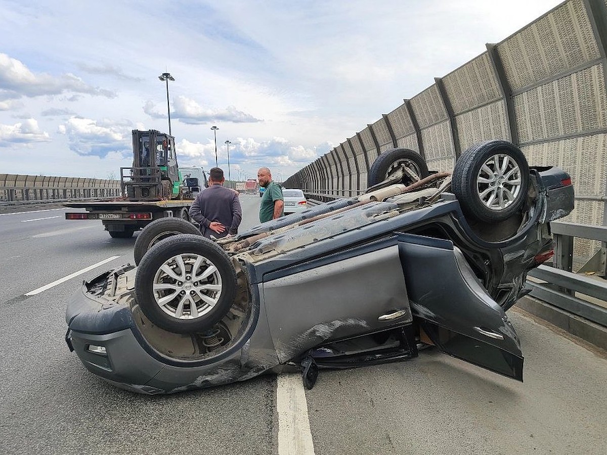 Жесткая авария на КАД с перевернутой машиной попала на видео - KP.RU