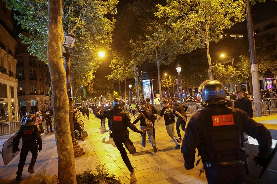 Во Франции на акции против партии "Национальное объединение" начались беспорядки