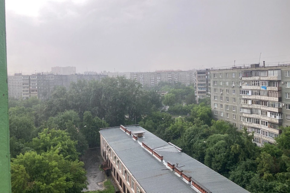 Дождь пошел сразу в нескольких районах Челябинска.