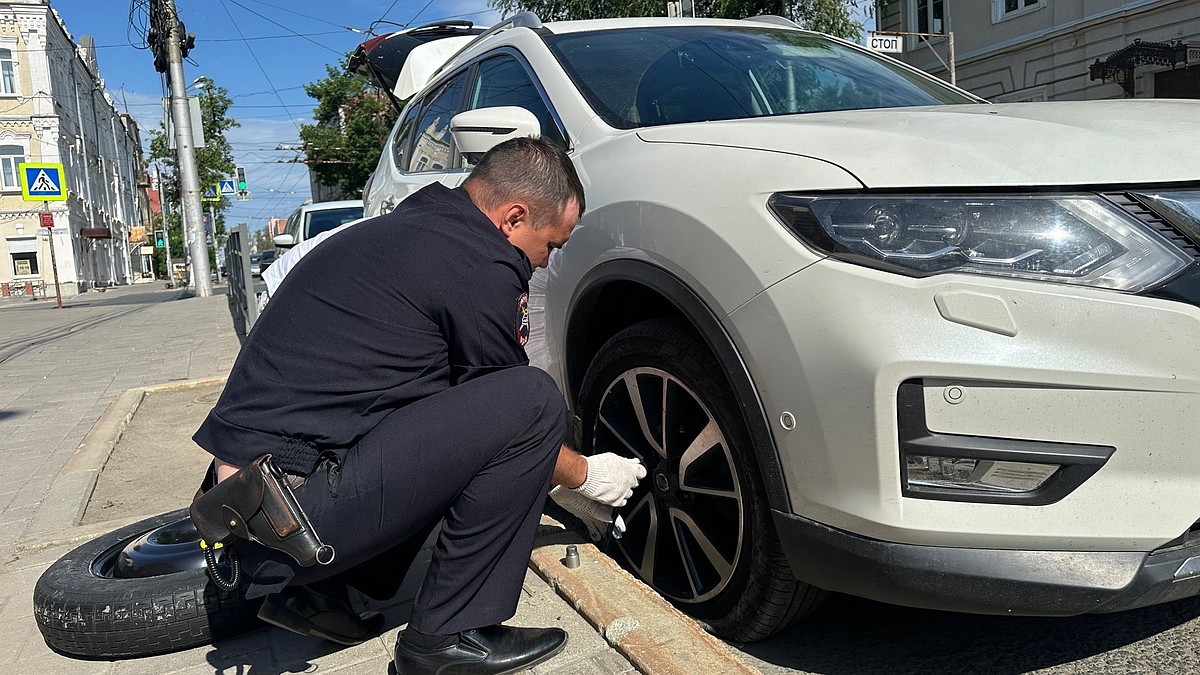 В Самаре сотрудники ДПС помогли женщине поменять пробитое колесо - KP.RU