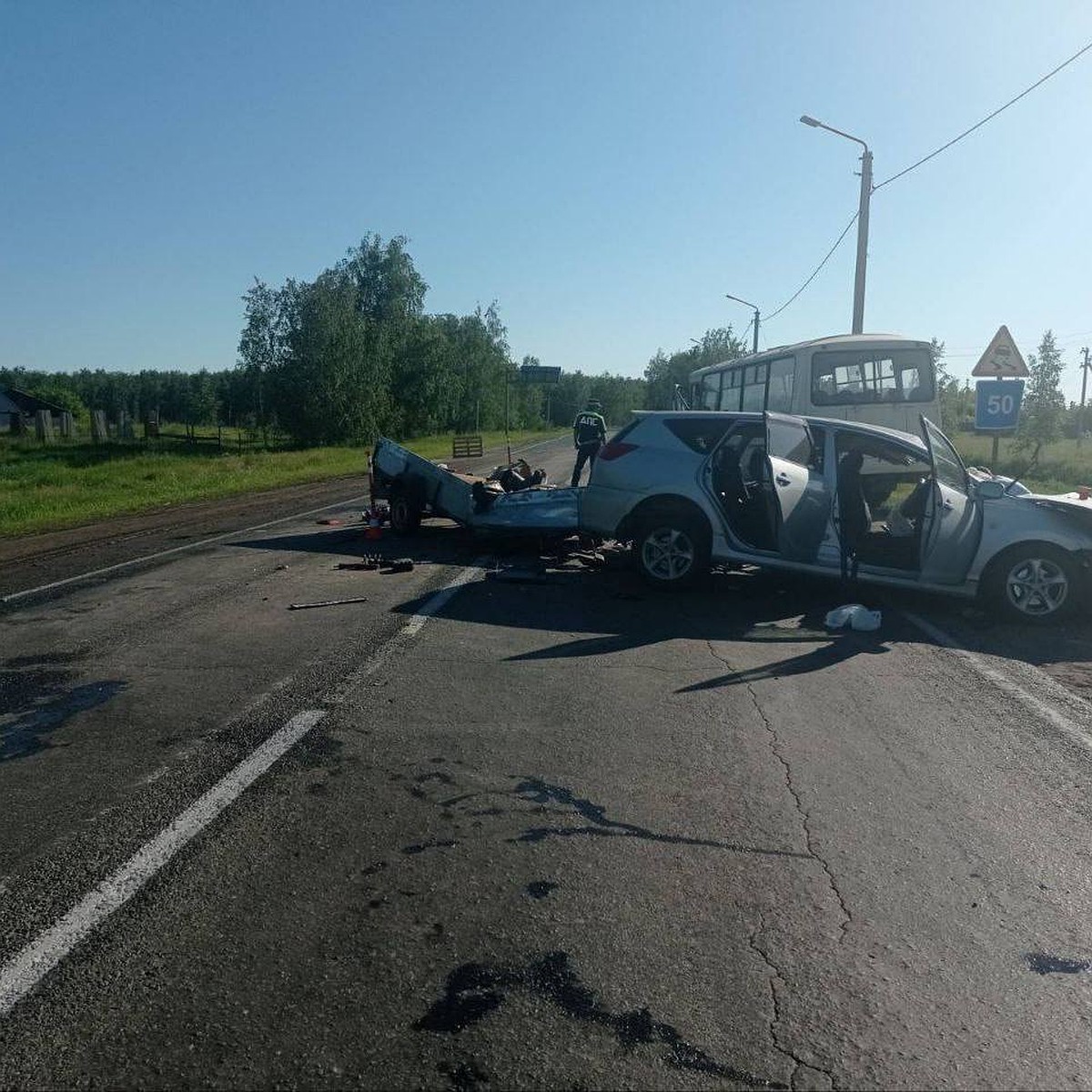 На тюменской трассе легковушка из ЯНАО столкнулась с пассажирским автобусом  - KP.RU