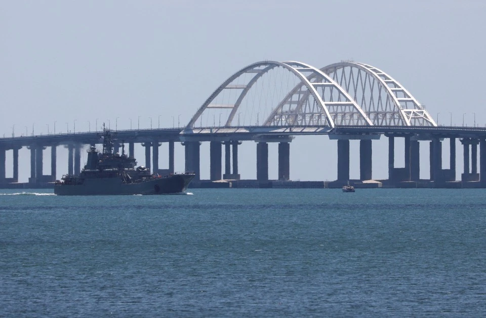 По Крымскому мосту возобновилось движение автомобилей после остановки на 39 минут