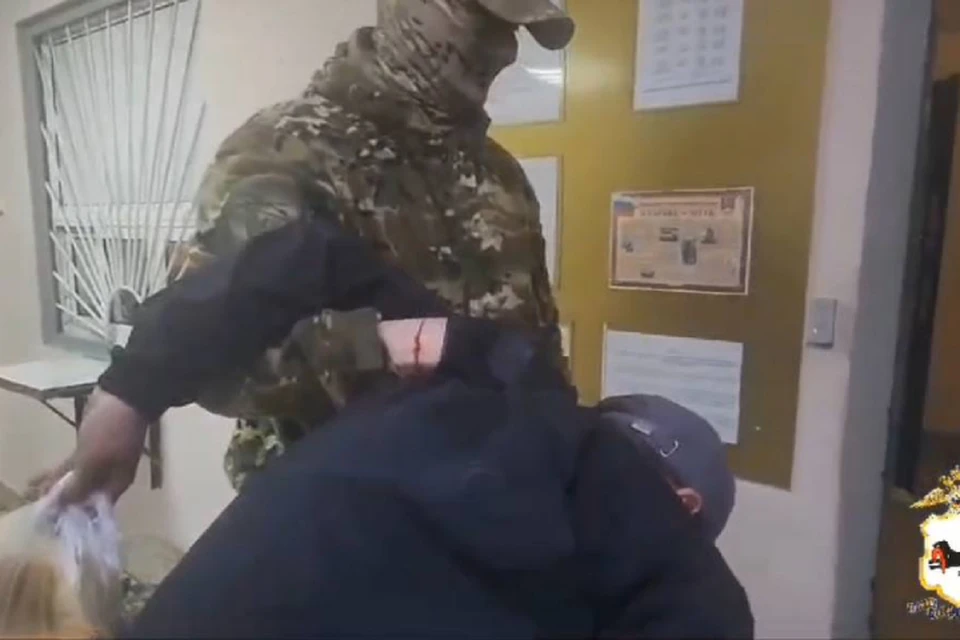 СОБР и оперативники задержали двух наркосбытчиков-рецидивистов в Тулуне.