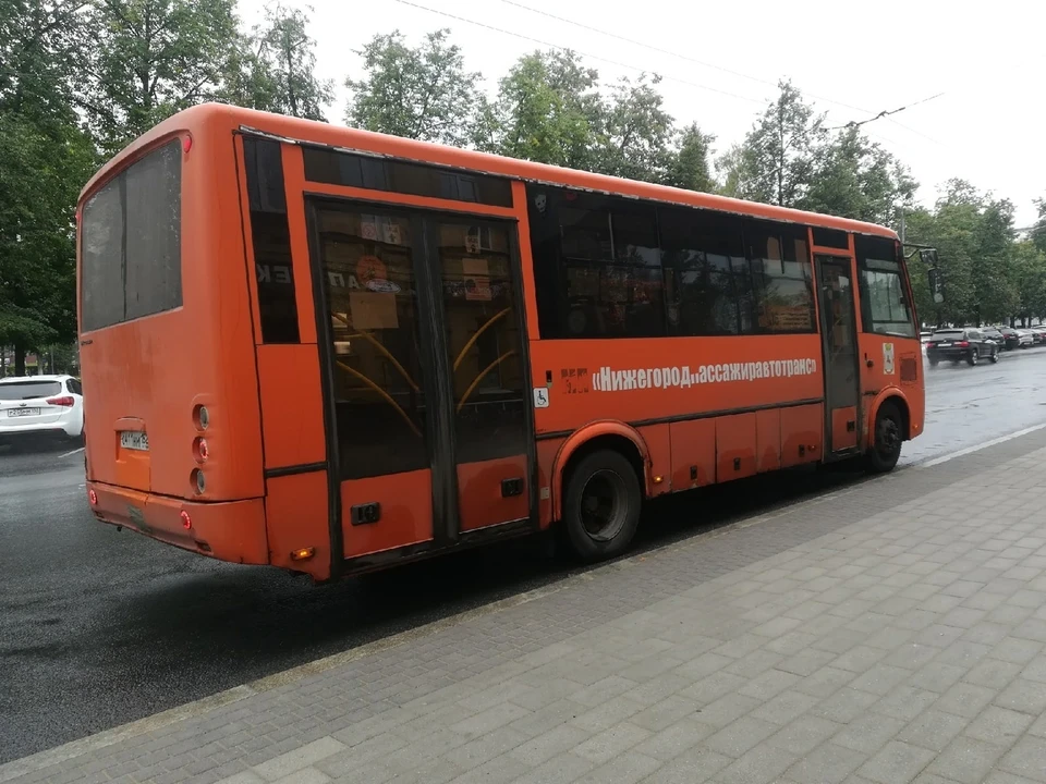 Дождь хлынул на пассажиров автобуса в Нижнем Новгороде.