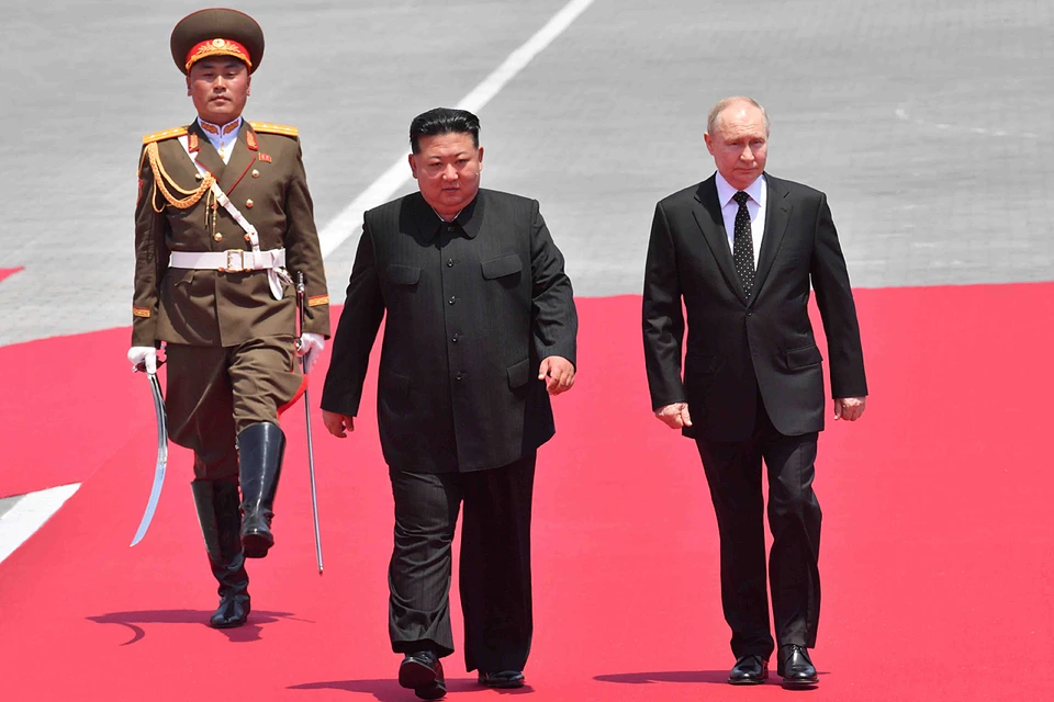 Ким Чен Ын, не сдерживая радости от того, что снова встретился с товарищем Путиным