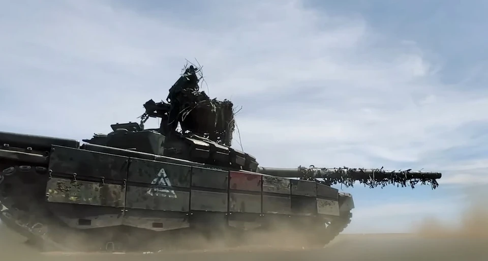 Российский танк уничтожил укрепрайон ВСУ. Фото - скриншот с видео