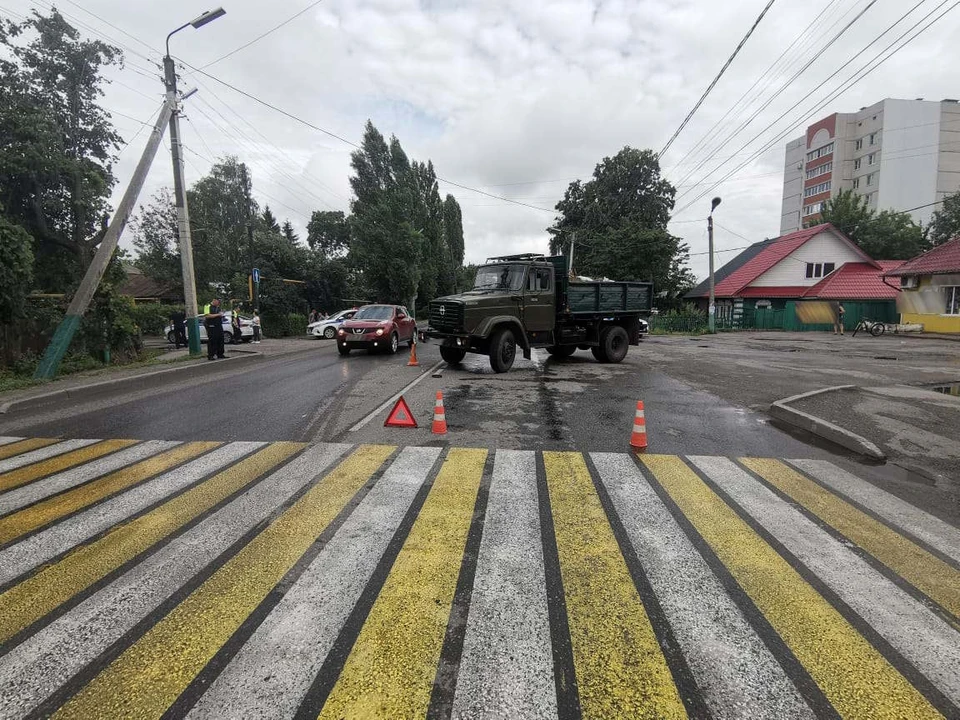 Мотоциклист оказался под колесами грузовика