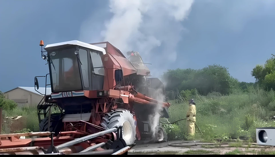 Горел моторный отсек сельскохозяйственного комбайна. Фото: https://vk.com/gpn.otradny