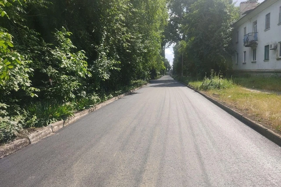 На одной из улиц Харцызска ДНР специалисты завершили ремонт дороги. Фото: Минтранс ДНР