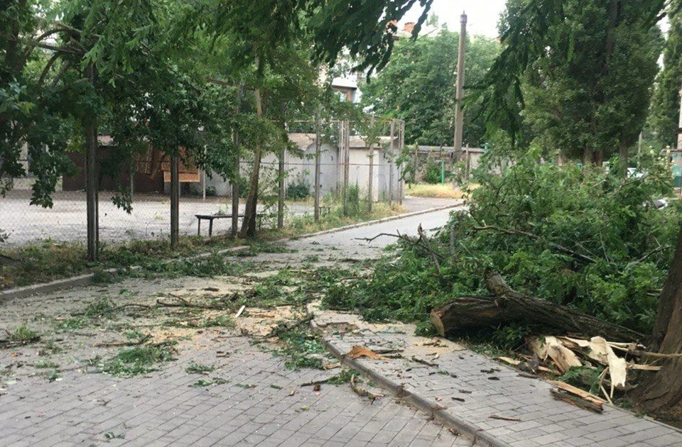 В городе устраняют последствия непогоды. Фото - тг-канал администрации Мелитополя