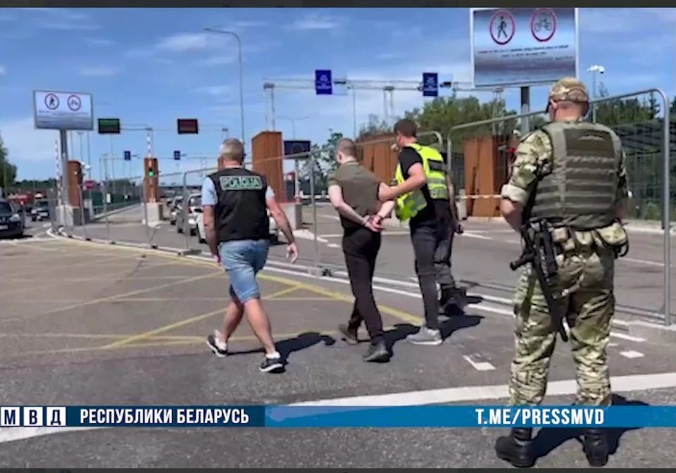 Экстрадиция состоялась в пограничном пункте пропуска. Фото: кадр видео МВД Беларуси