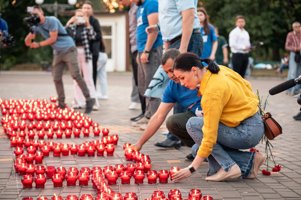 22 июня в столичном Парке Горького активисты и жители города создали огненную инсталляцию. ФОТО: "Молодая Гвардия ЕР"