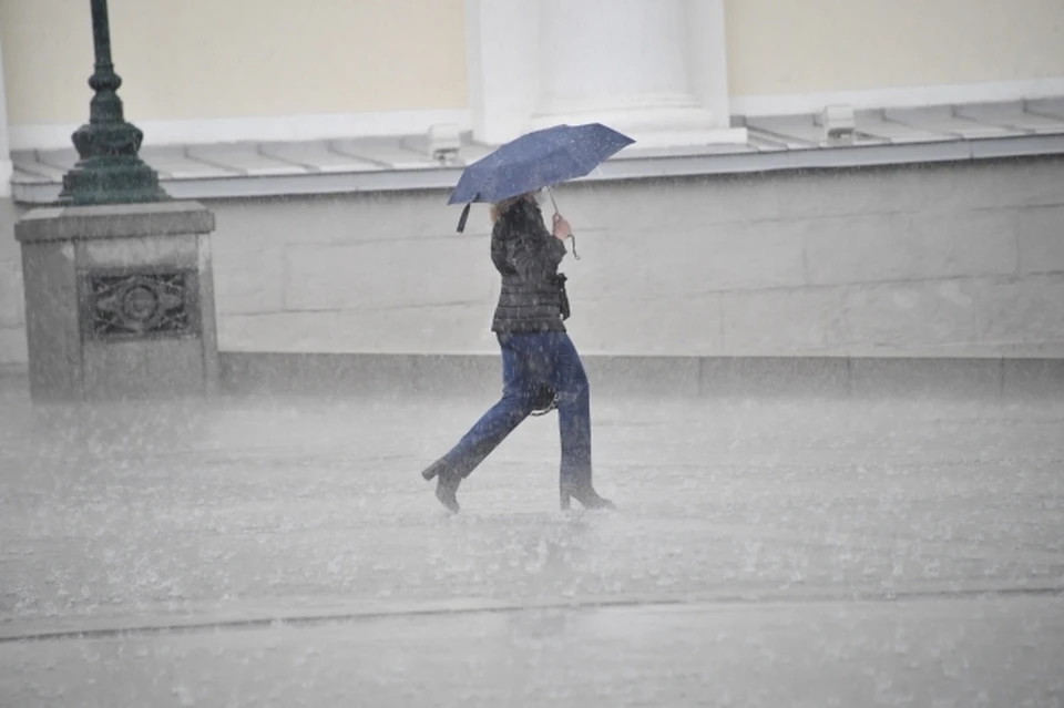 Мужчина отметил, что дороги в центре города постепенно наполняются водой.