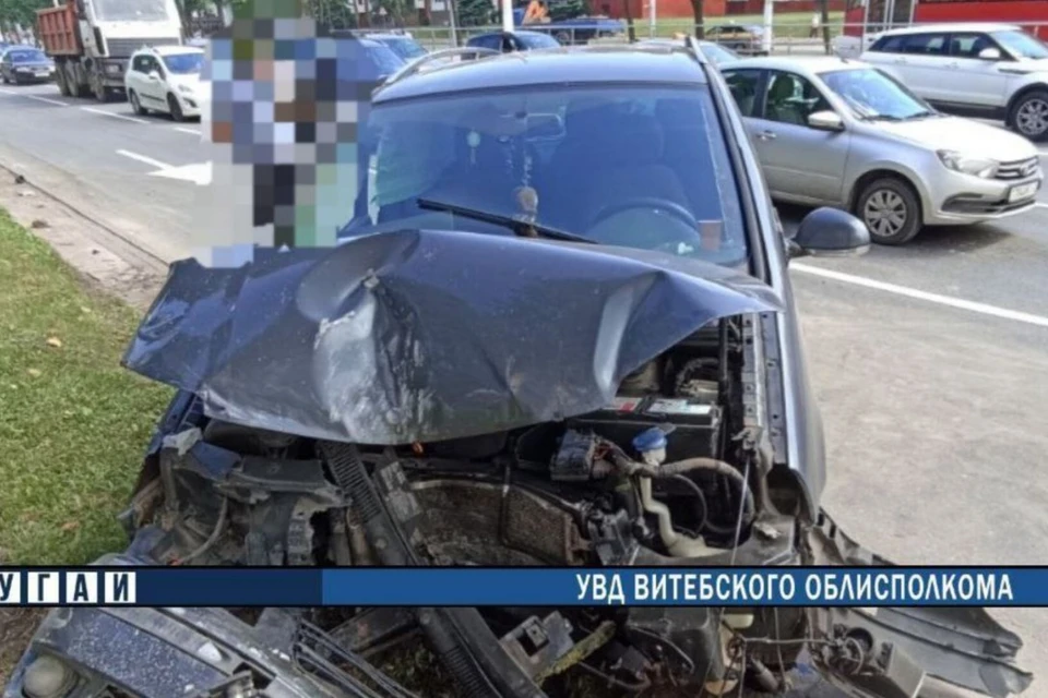 В Витебске водитель Volkswagen столкнулся с тремя машинами и врезался в дерево. Фото: телеграм-канал Госавтоинспекции Витебской области