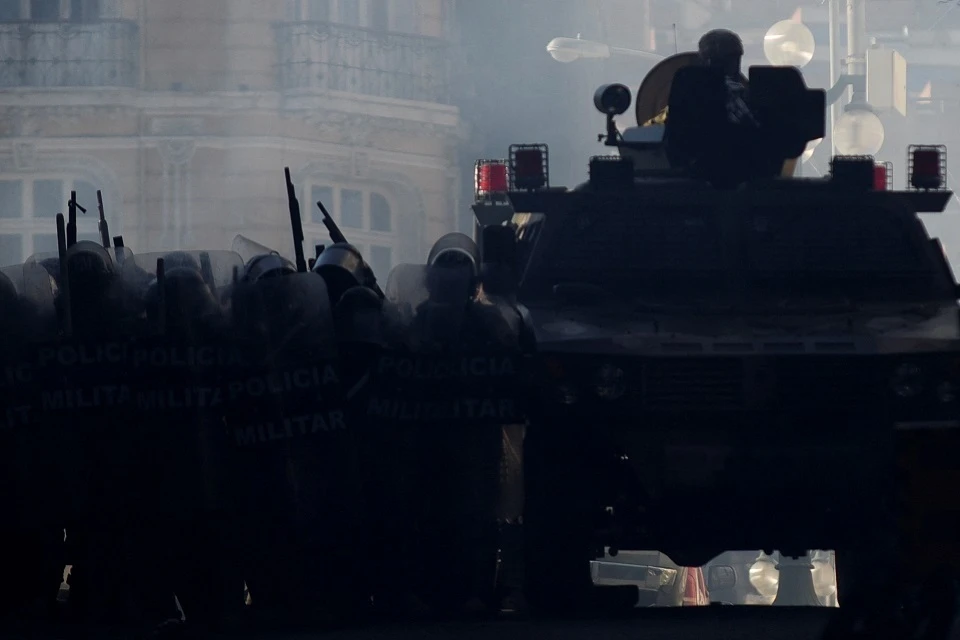 Военные покидают площадь возле здания правительства Боливии в Ла-Пасе