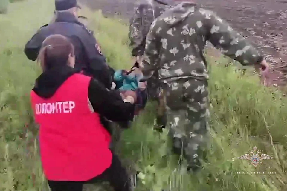 Обессиленную женщину вынесли из лесного массива, усадили в служебную машину и отвезли в больницу. Фото: скриншот видео тг Ирины Волк