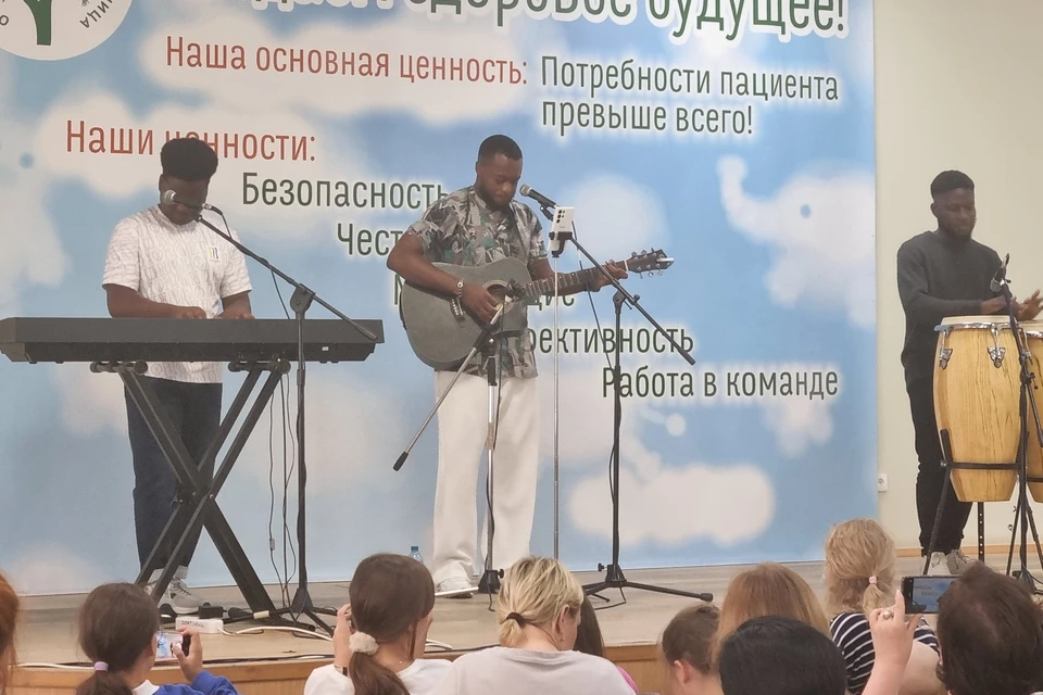 В коллективе три музыканта: барабанщик, вокалист и гитарист с акустикой. Фото: Департамент информационной политики