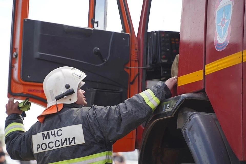 Огонь тушат пять единиц техники и 19 специалистов