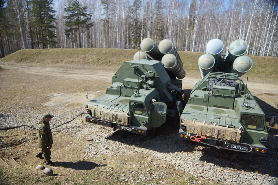 Расчеты ПВО отразили атаку дронов на объекты в Брянской области.