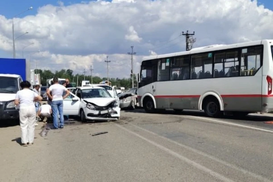 В ДТП попали две легковушки и маршрутка Фото: соцсети