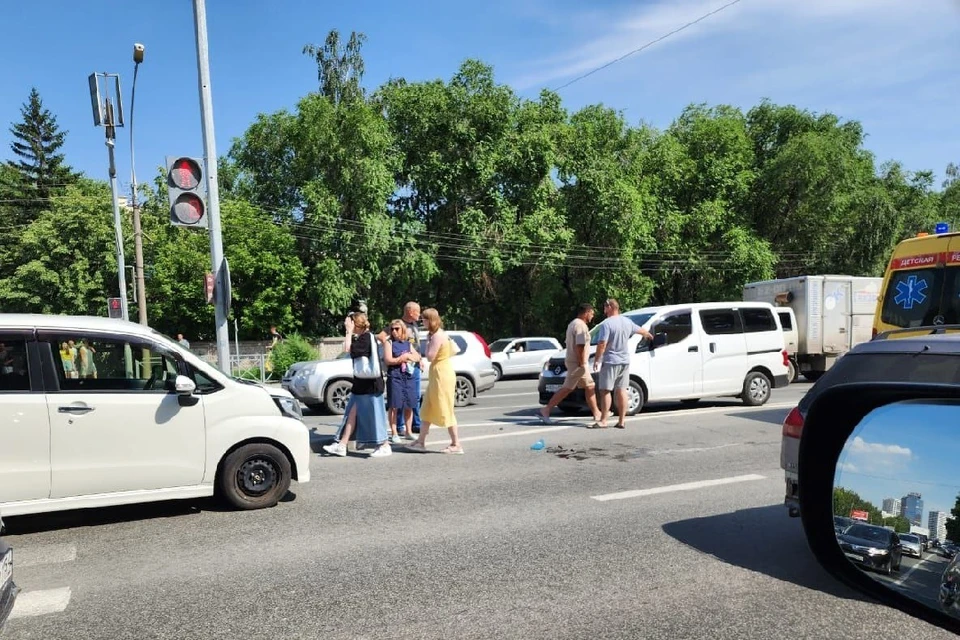 В Новосибирске водитель «Дайхатсу» сбила женщину, переходившую дорогу на красный