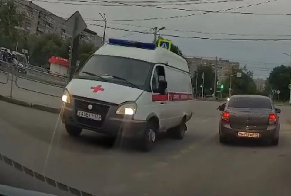 Водитель вытащит пистолет на перекрестке. Фото: кадр с видео