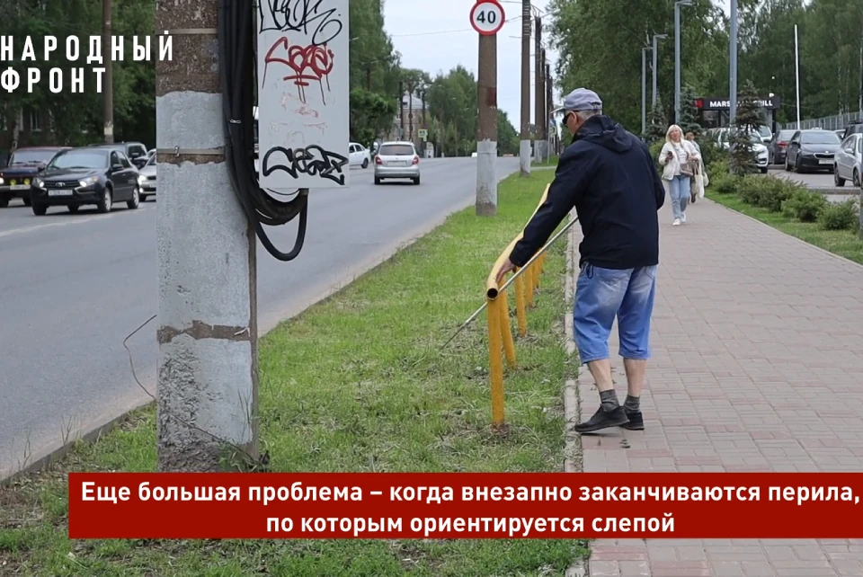 По перилам - на ощупь. Дальше - наугад. По самому переходу - на свой страх и риск.