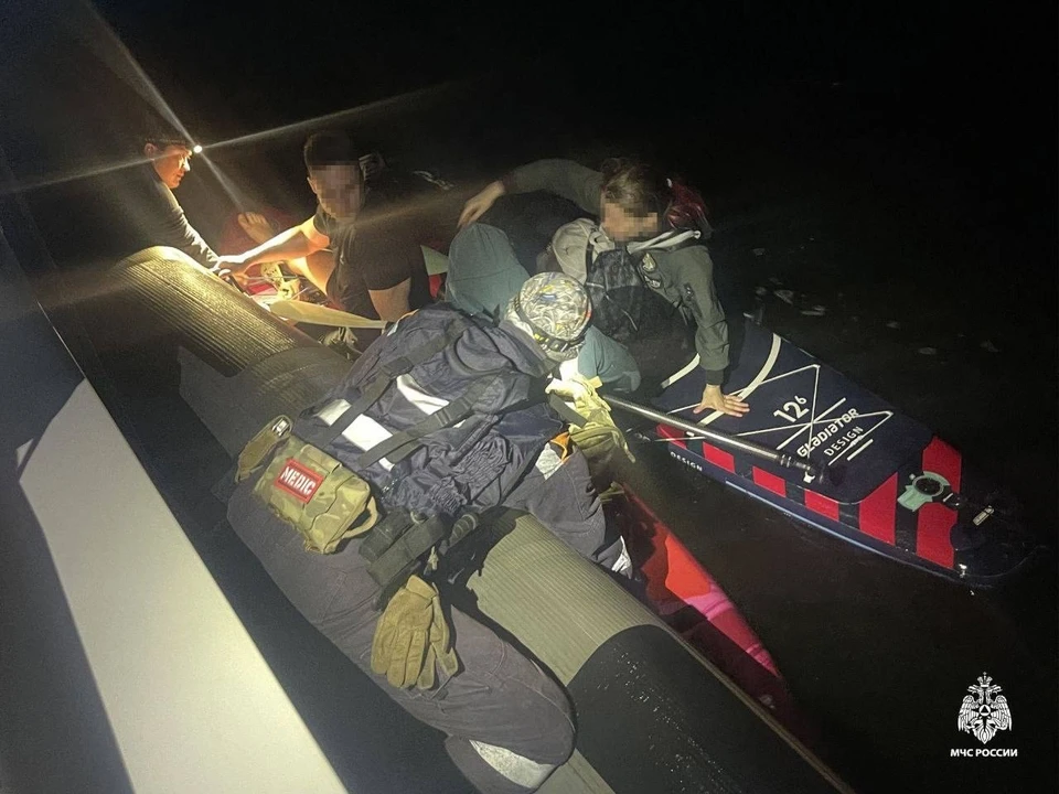 Сотрудники МЧС спасли трех сапсерферов, которых унесло в Амурский залив Фото: пресс-служба ГУ МЧС России