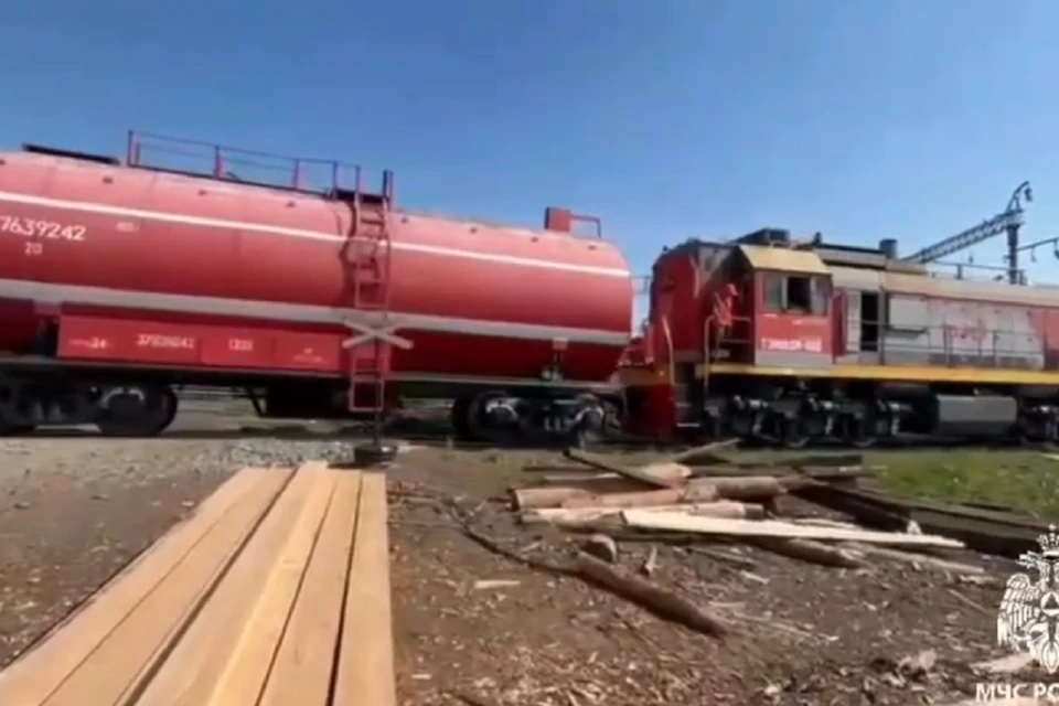 Для тушения пламени на складе в Братске приехал пожарный поезд.