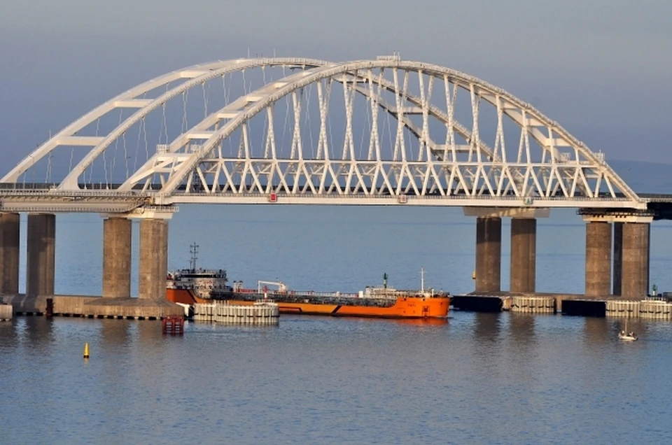 Перед Крымским мостом выстроилась километровая очередь машин. Фото: Архив "КП"