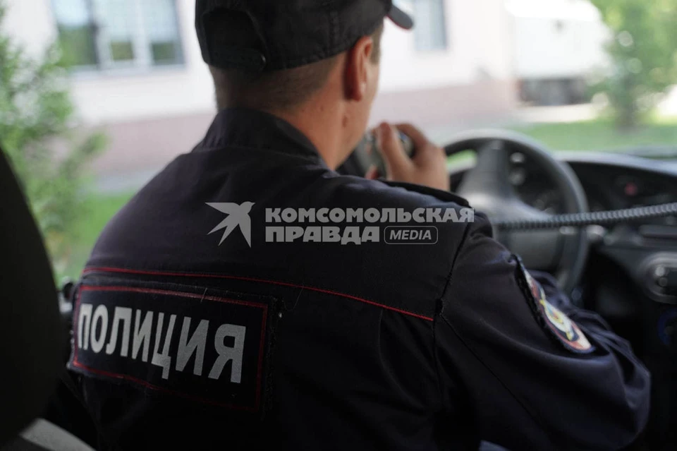 Водителю предложили пройти в служебную машину для составления административного протокола