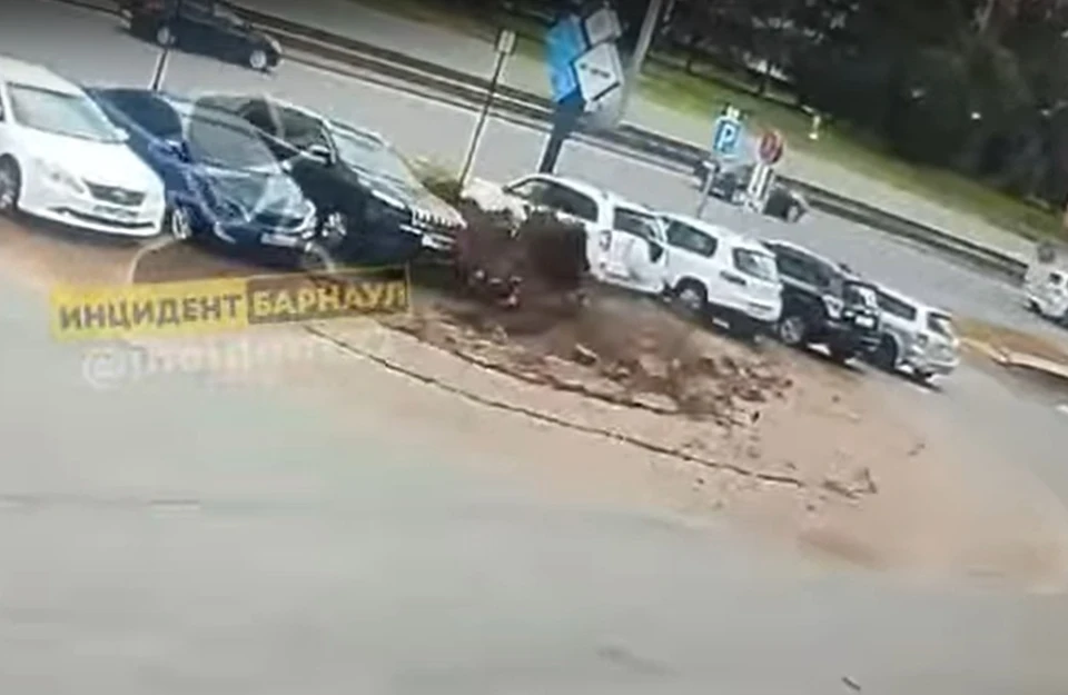 Момент аварии. Скриншот видео в паблике «Инцидент Барнаул»,