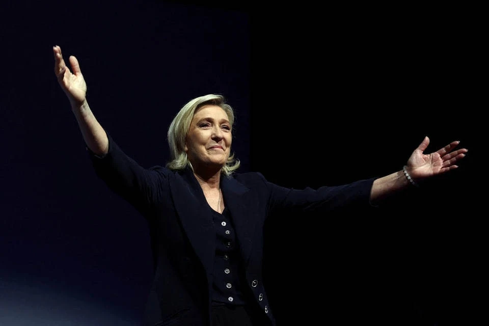 Monde: Во Франции со второго тура выборов в парламент снялись 185 кандидатов