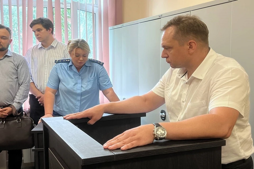 В Новосибирске начали судить адвоката охранника, обвиняемого в убийстве подростка.
