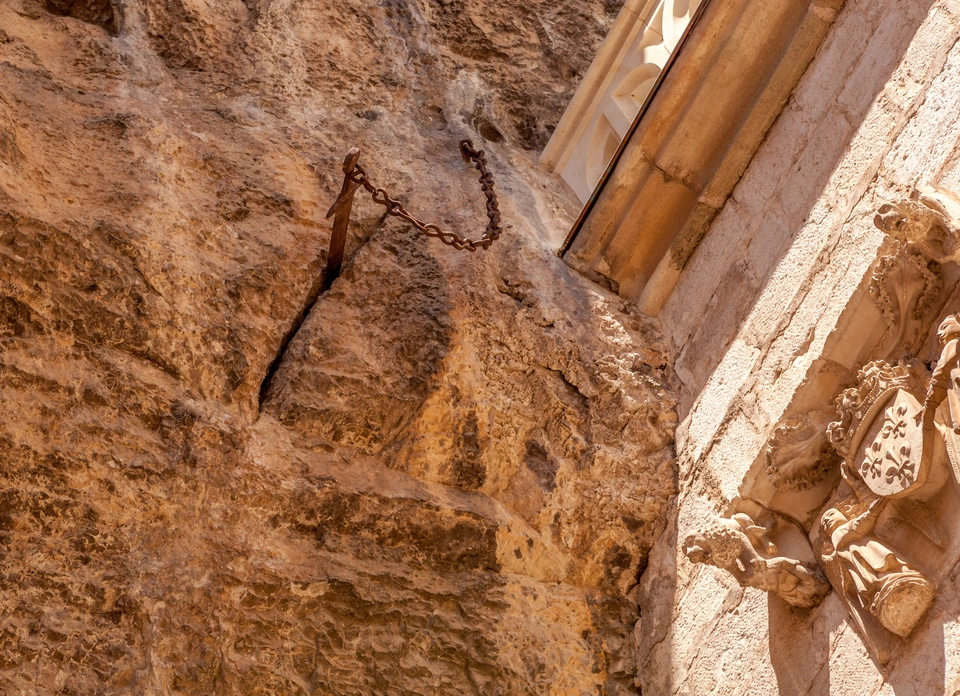 Еще недавно фрагмент Дюрандаля торчал в скале возле святилищ Рокамадура, Франция.