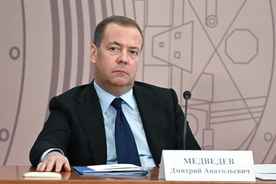 Медведев: США должны видеть события Украины как гражданскую войну одного народа