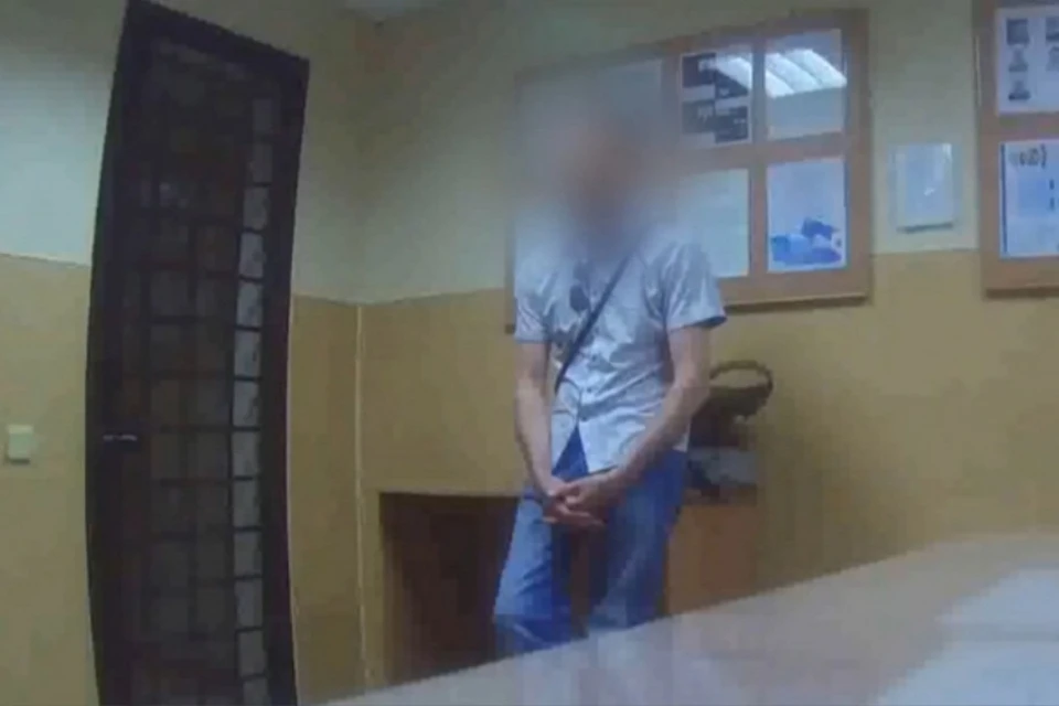 Житель Новосибирска устроил дебош в самолёте из-за места для ручной клади. Фото: УТ МВД СФО.